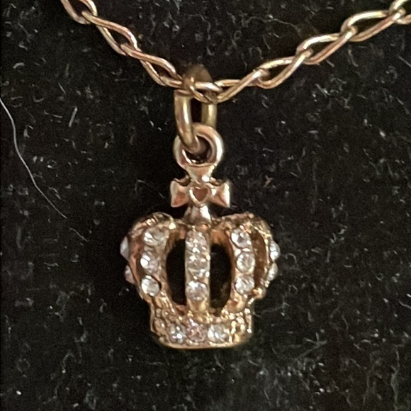 Triple strand gold tone necklace w/3-0.5” prong set Austrian crystal pendants - Picture 2 of 14